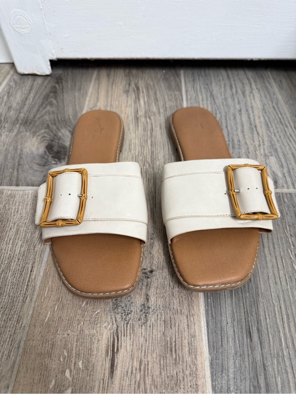 Universal Thread Gene Slide Sandal